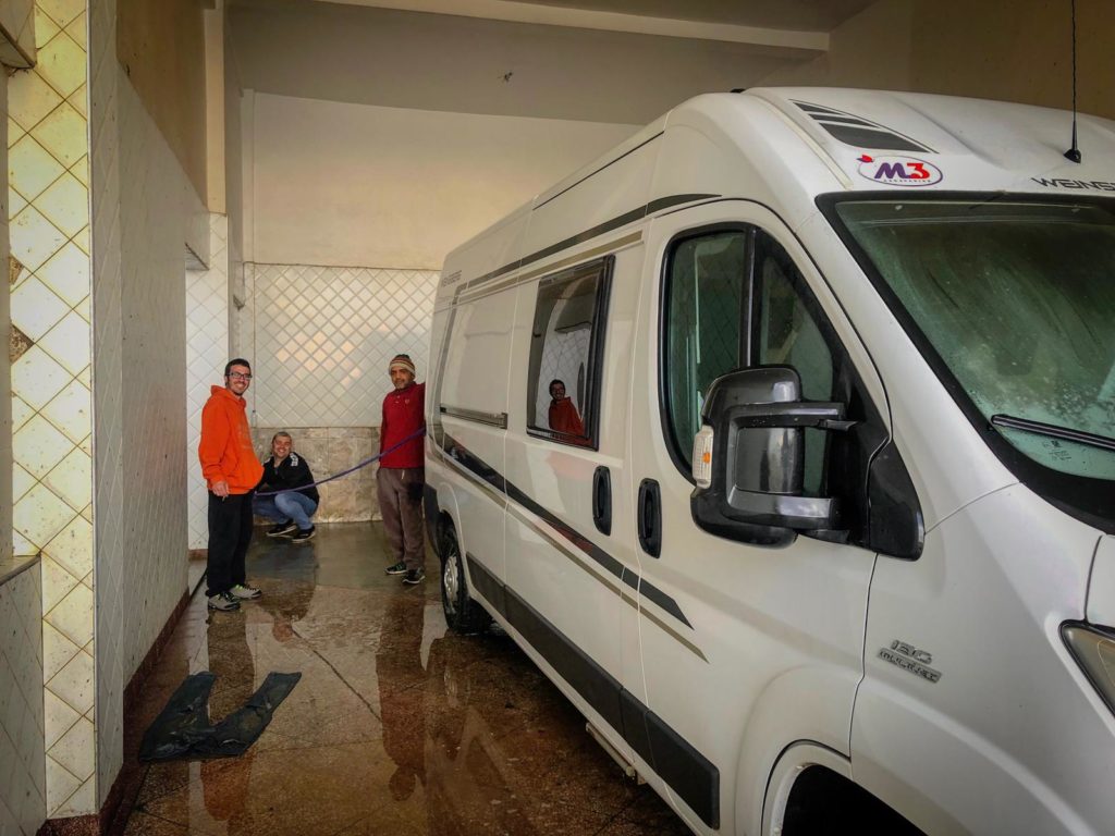 Llenado de aguas. Viaje Marruecos en furgoneta Camper. Bimbos Van