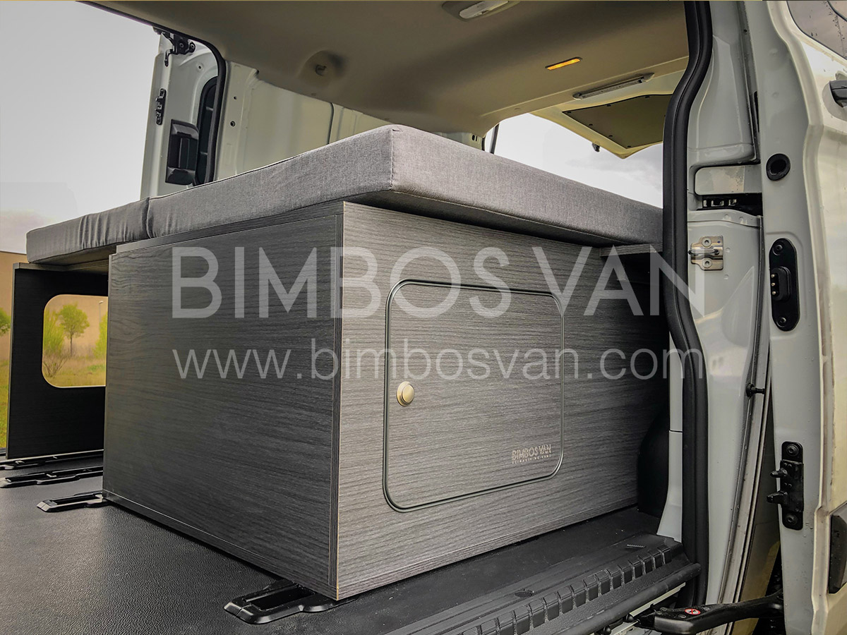 Mueble cama Camper Ford Custom. Bimbos Van. Taller camperización