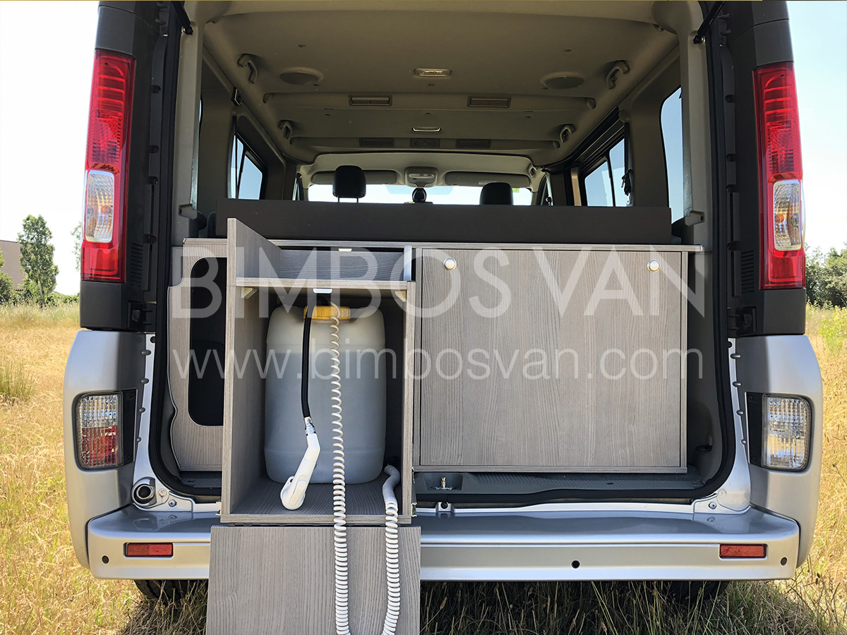 Mueble camper cama para Renault Trafic. Bimbos Van taller camperización