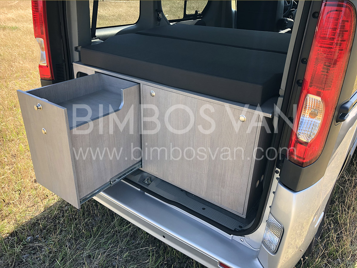 Mueble camper cama para Renault Trafic. Bimbos Van taller camperización