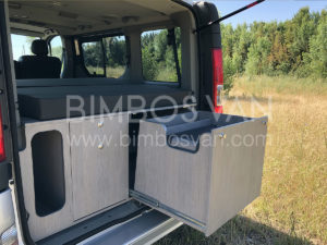 Mueble camper cama para Renault Trafic. Bimbos Van taller camperización