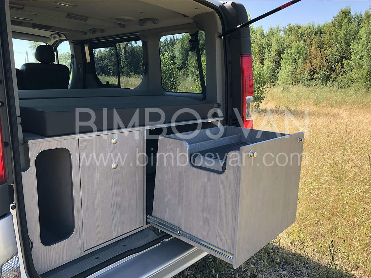 Mueble camper cama para Renault Trafic. Bimbos Van taller camperización